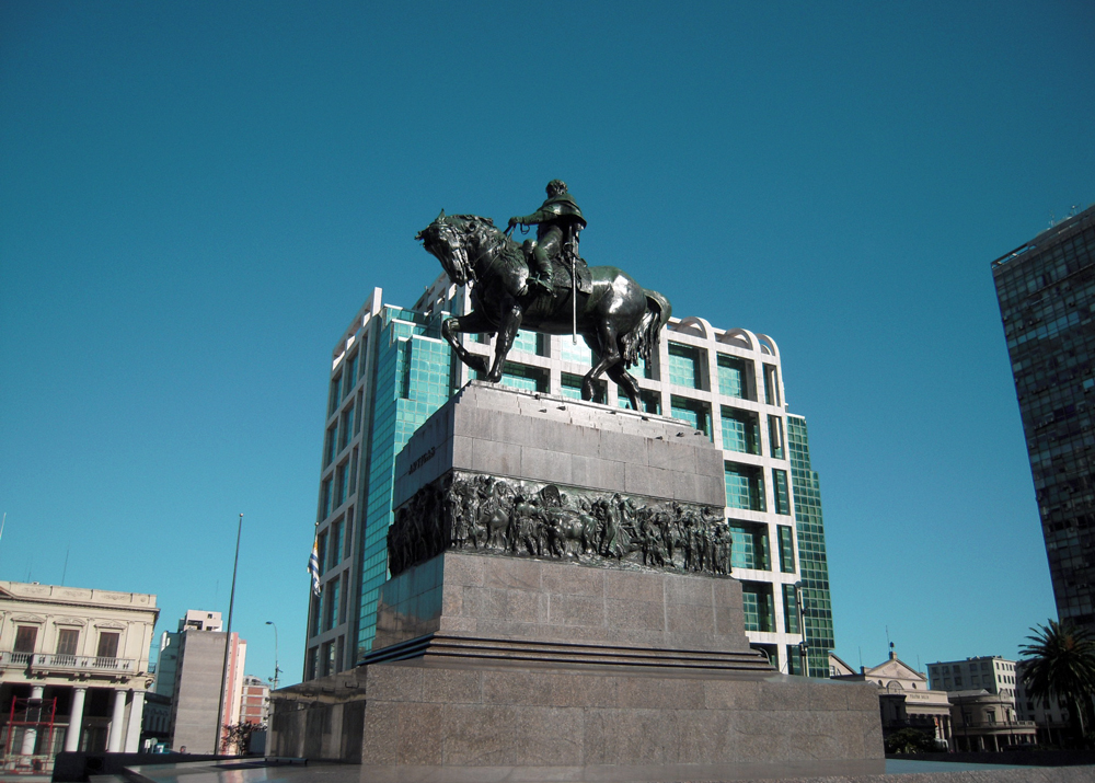 Plaza de la Independencia de Montevideo Monumento Estatua a Artigas a Caballo