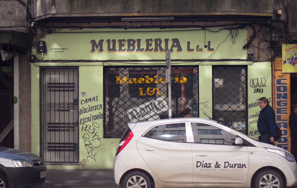 Montevideo calles Mueblería con letras pintadas a mano